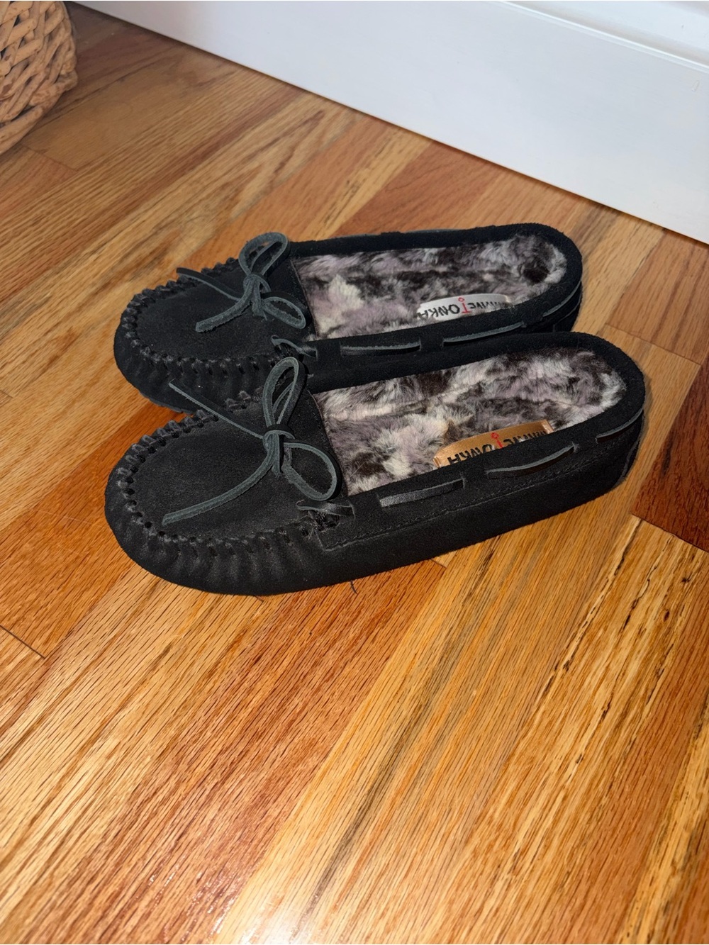 Minnetonka Women's Black Suede Faux-Fur Lined Moccasin slip on sz 6